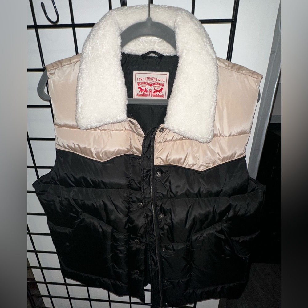 Women’s Levi Strauss Puffer Vest. Medium. Black and tan with Sherpa neck lining.